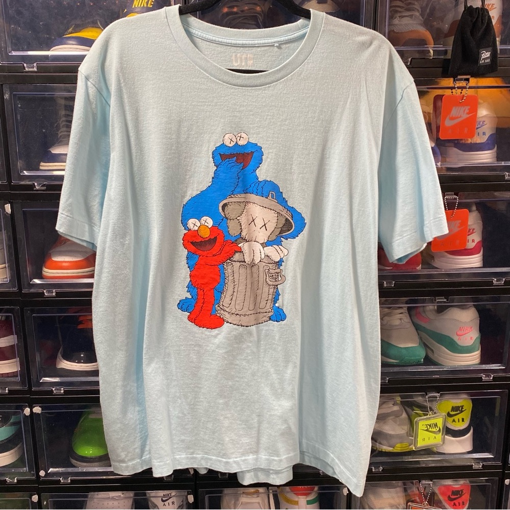KAWS x UNIQLO x SESAME STREET • COMPANION TRASH CAN TEE • LIGHT BLUE • XXL